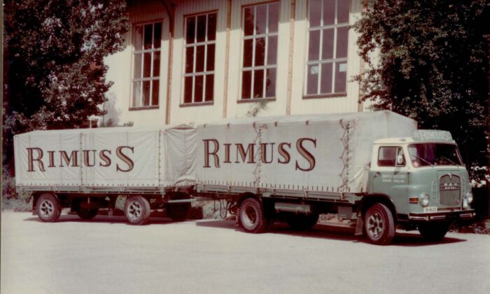 Ein alter Rimuss Lastwagen mit Logo 1974