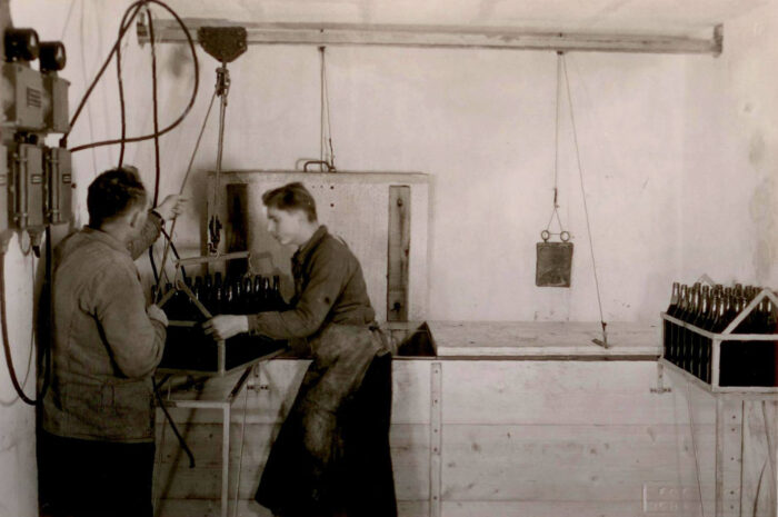 Pasteurisation von Hallauer Traubensaft in den Anfängen des Unternehmens. 1948