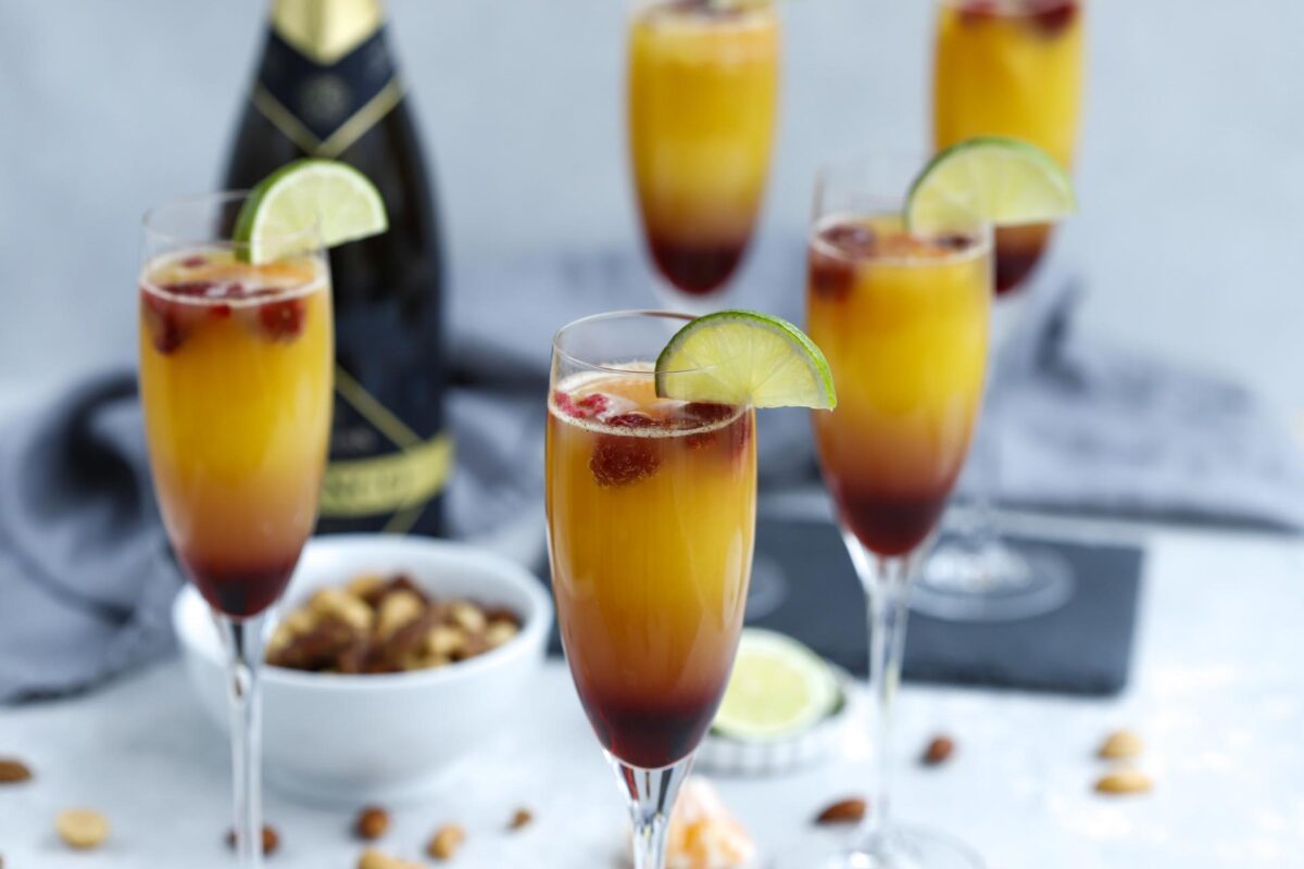 Mocktail / alkoholfreis Drink Rezept für den Apero oder Brunch. Orangen Himbeer Mimosas mit Rimuss Bianco Dry