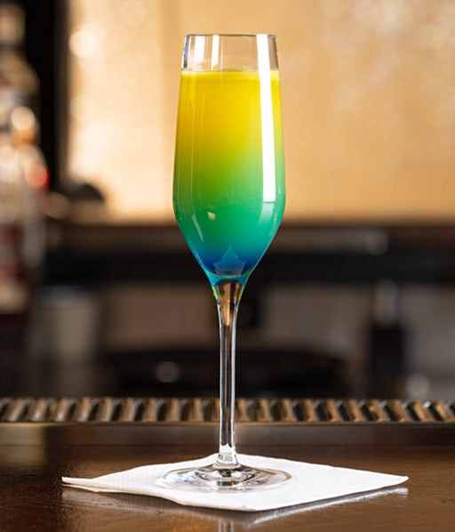Der sommerlich, bunter Mocktail / alkoholfreie Drink Tropical Splash im Glas