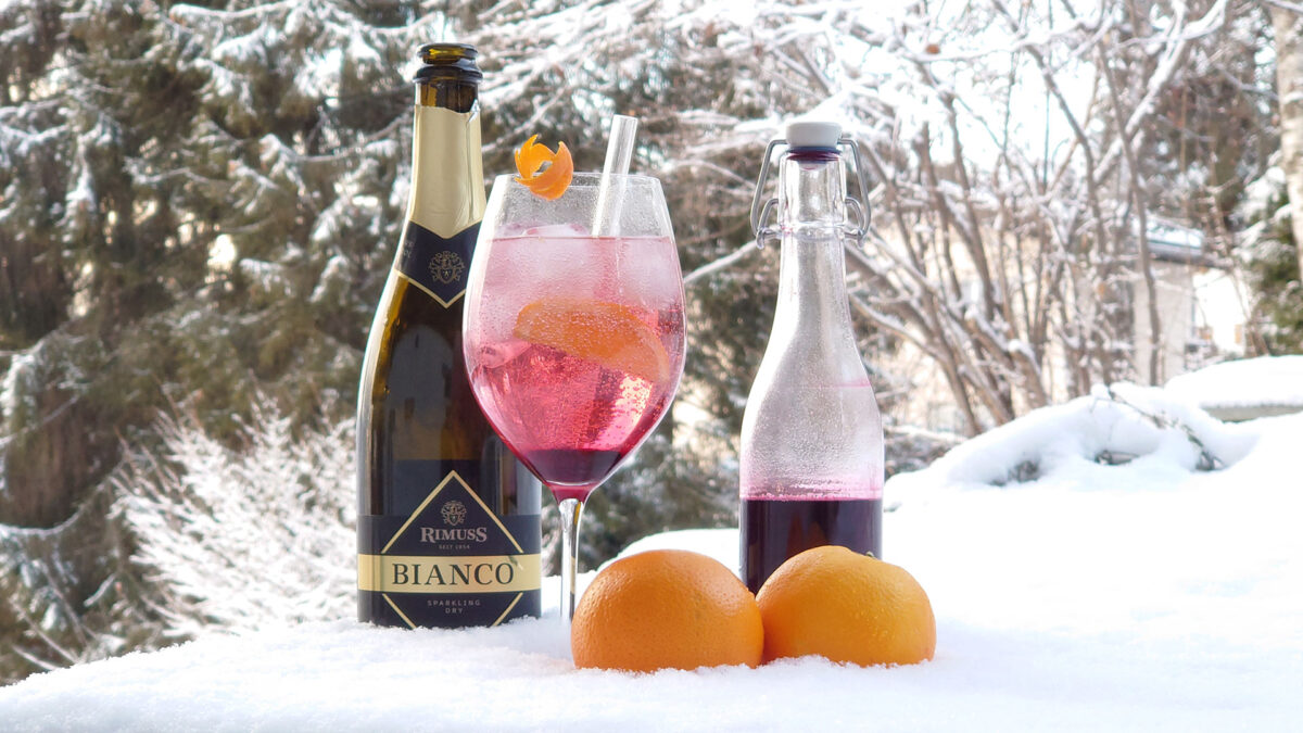 Cold Elderberry der Mocktail / Drink für den Schnee und für den Winter mit Orangen, Holunderblütensirup und Rimuss Bianco Dry