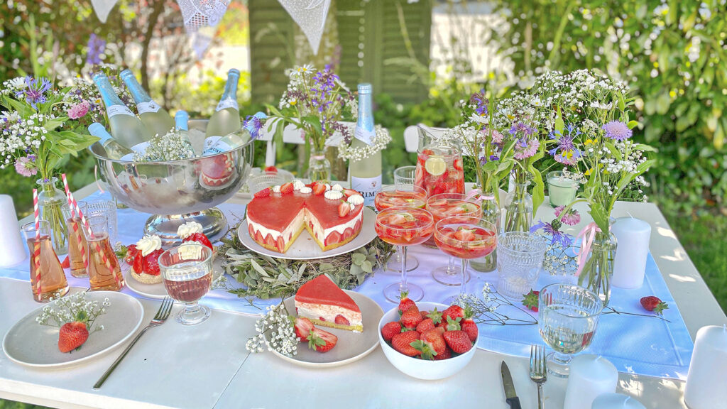 Ein schönes Sommerpicknick mit RImuss Fresh, Erdbeertorte und Erdbeerbowle