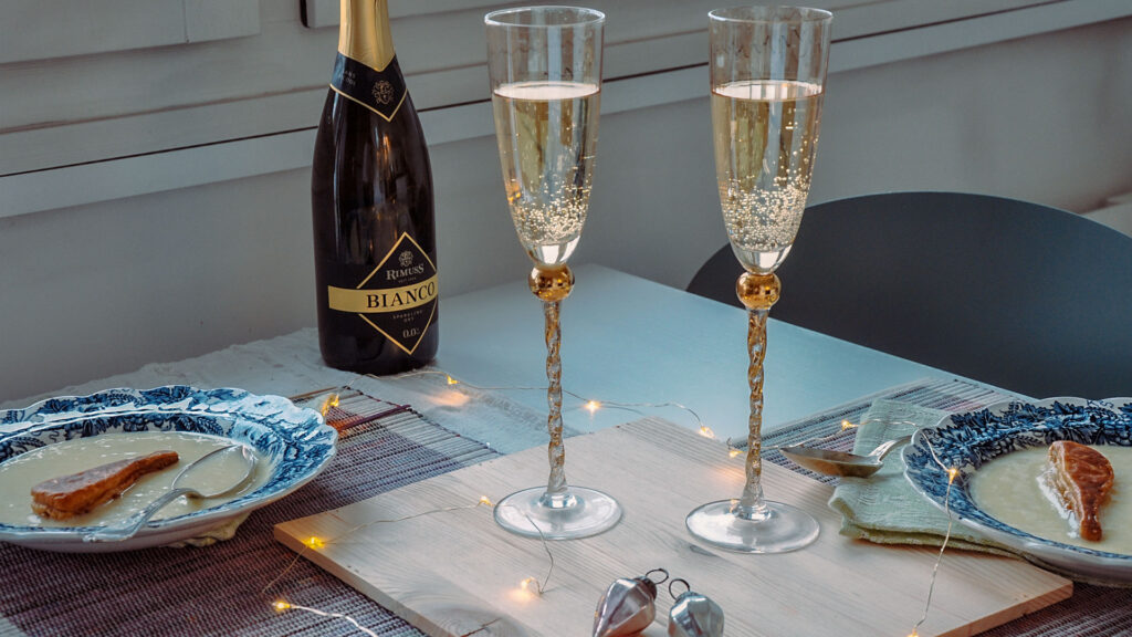 Der Silverster Vorspeisen Klassiker Champagnersuppe einfach ohne Alkohol, dafür mit Rimuss Bianco Dry