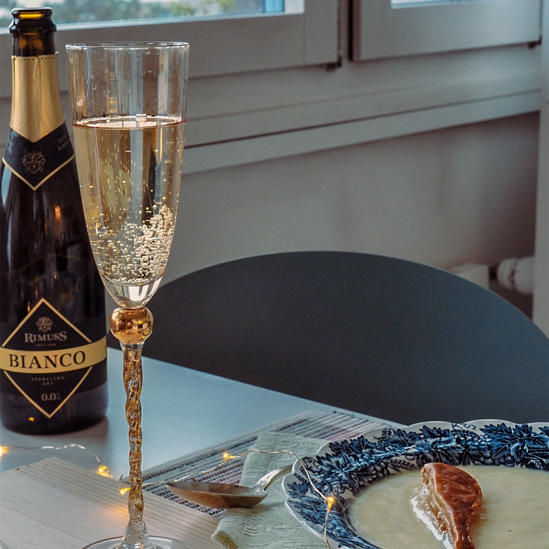 Die Flasche Rimuss Bianco Dry und im Glas bereits von dem alkoholfreien Sekt eingeschenkt, steht er passend zu alkoholfreien Champagnersuppe auf dem Tisch.