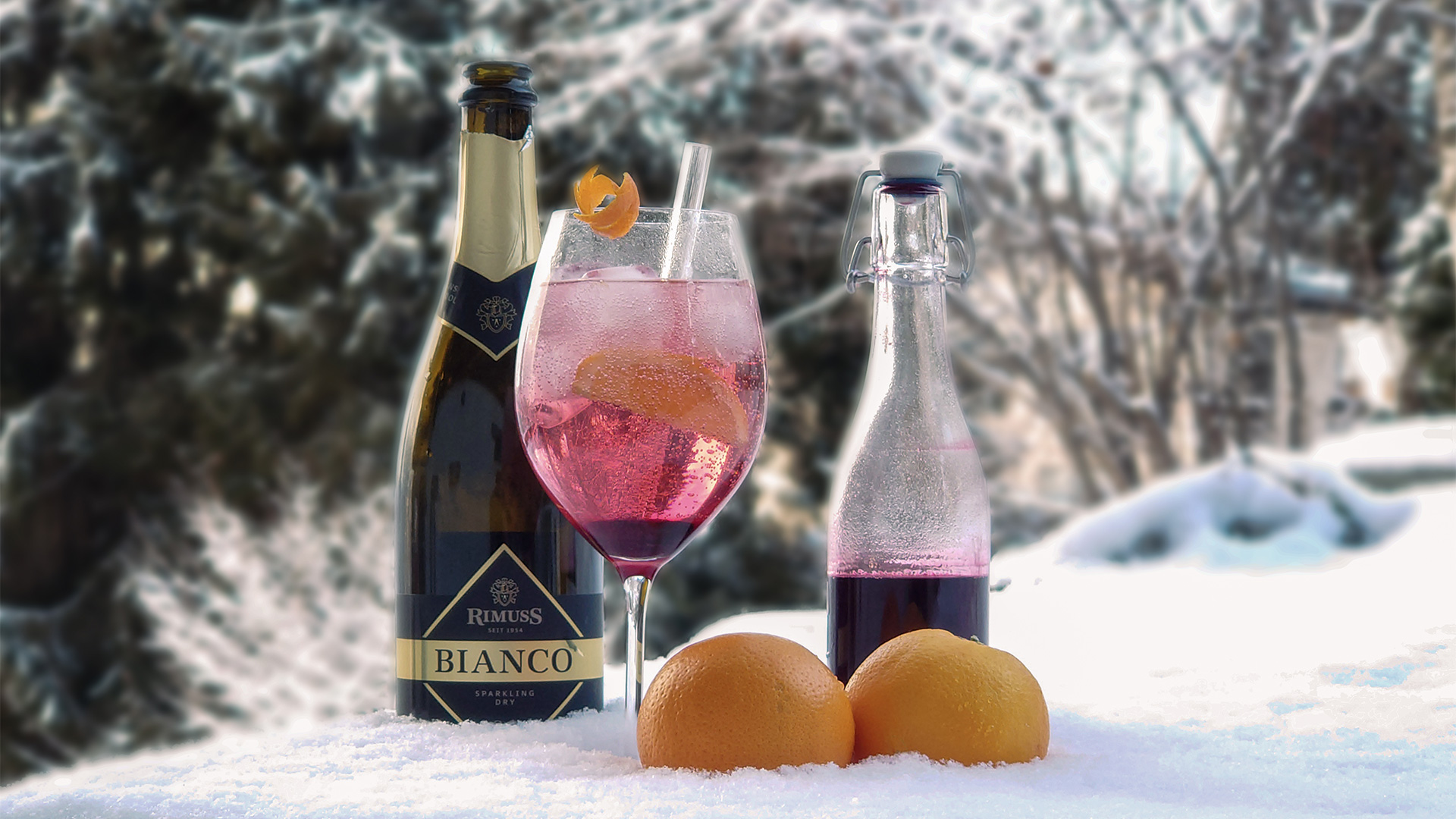 Ein Cold Elderberry Wintermocktail mit unserem Rimuss Bianco Dry.