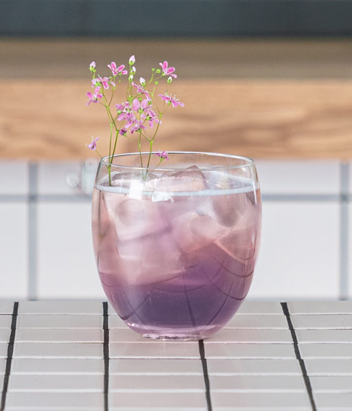 Der blumig-violette Mocktail. Alkoholfreies Cocktail-Rezept mit Rimuss Rosato Dry und Veilchen-Sirup.