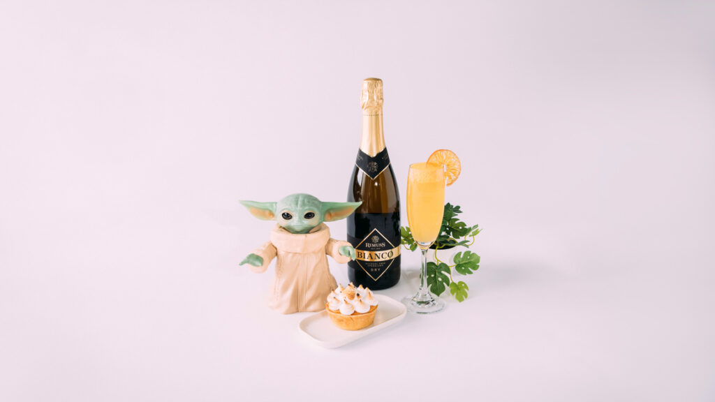Ein ausserirdisch gutes Apéro-Rezept von Meta Hiltebrand mit Mini Yoda eine Orangen Törtchen und einem Sommerdrink mit orange