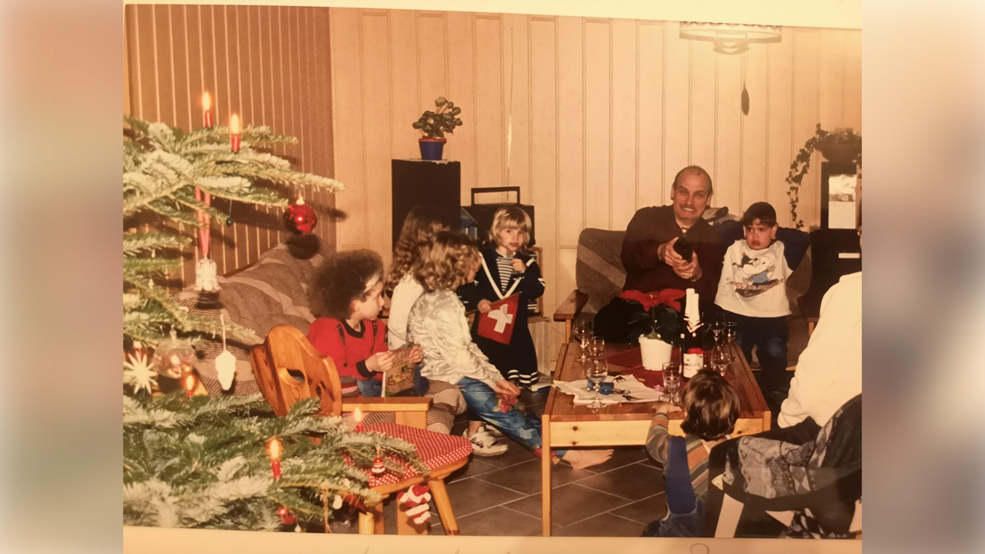 Das 3. Bild von den Top 5 des Rimuss Nostalgie Wettbewerbs mit einer Familie, die Weihnachten feiert